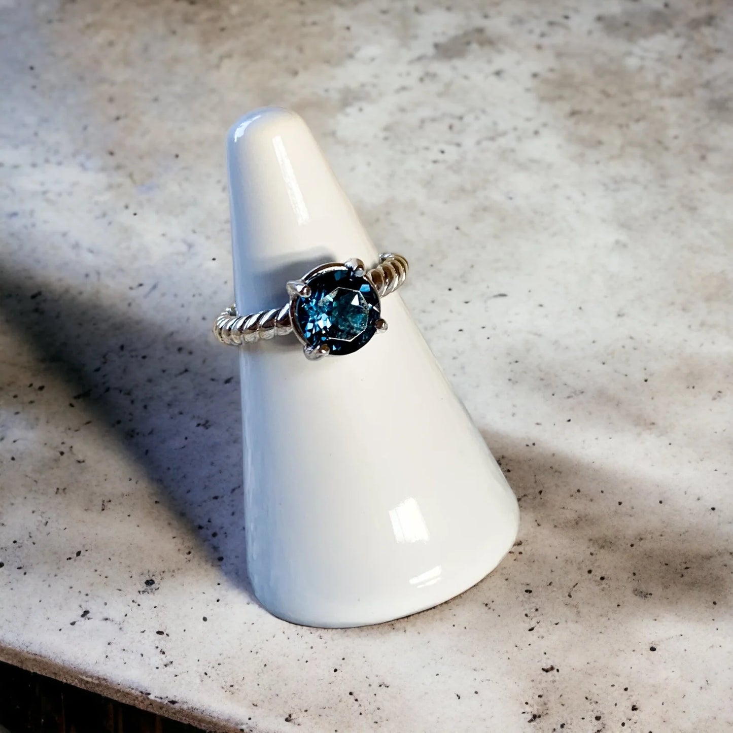 
                  
                    ANILLO TOPACIO LONDON BLUE TALLA 13
                  
                