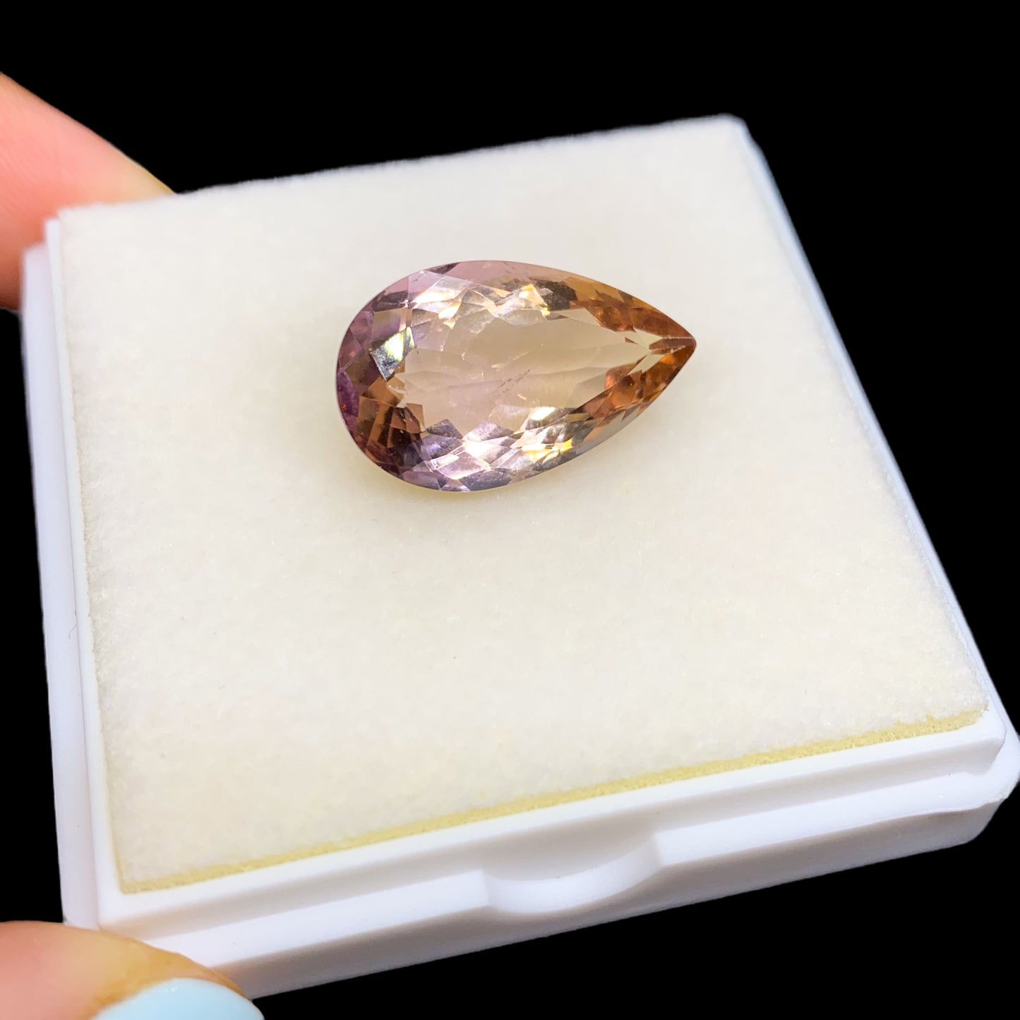 
                  
                    Ametrino Facetado Corte Gota 20x12 mm
                  
                