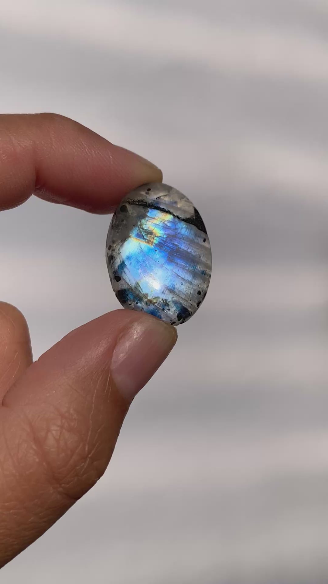PIEDRA LUNA NATURAL OVALADA 26x18 MM