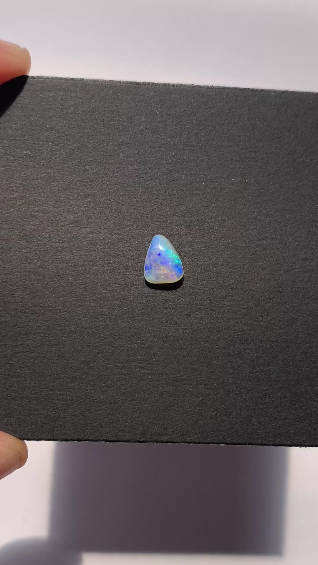 CRISTAL DE ÓPALO AUSTRALIANO SOLIDO NATURAL FORMA TRIANGULAR 8x6.6 MM