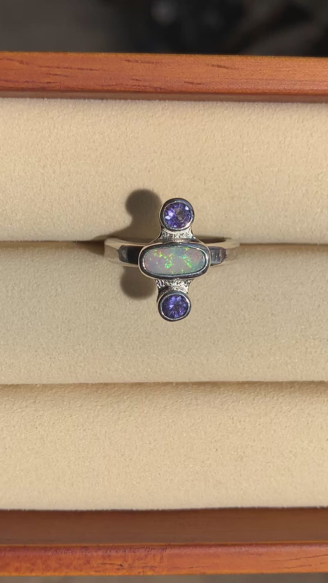 ANILLO OPALO AUSTRALIANO Y TANZANITAS TALLA 13