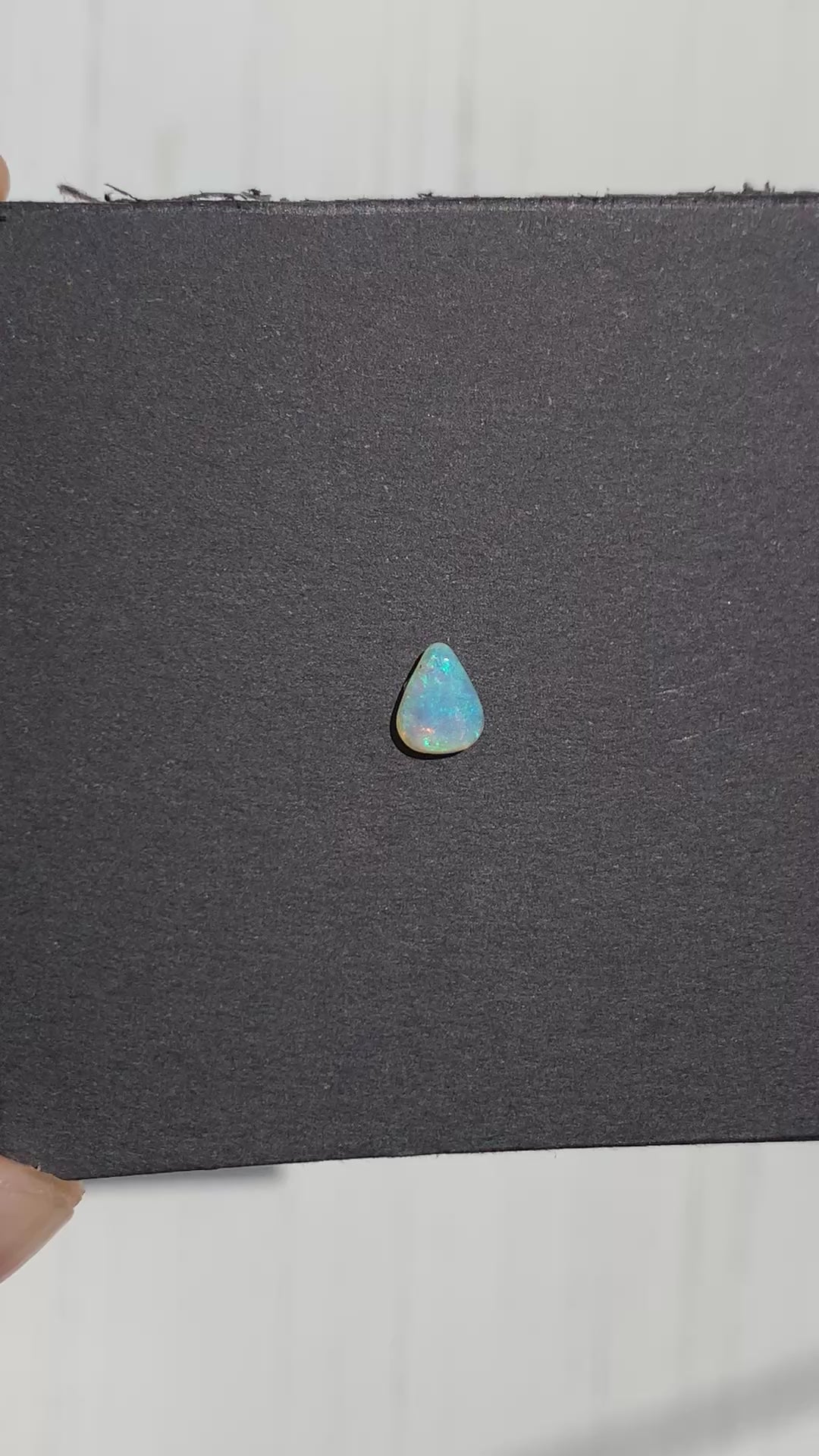 CRISTAL DE ÓPALO AUSTRALIANO SOLIDO NATURAL FORMA GOTA 7x5.5 MM