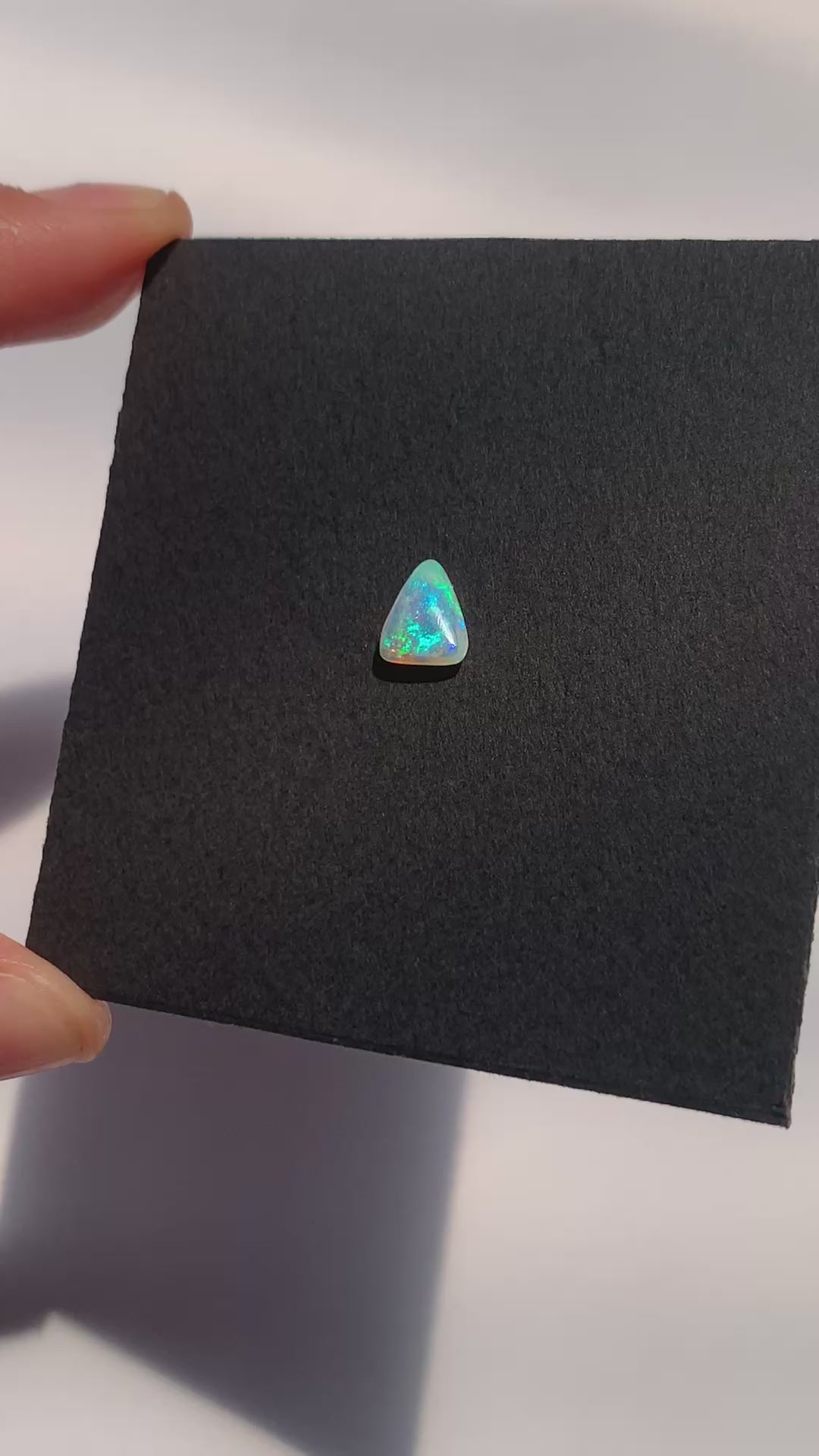 CRISTAL DE ÓPALO AUSTRALIANO SOLIDO NATURAL FORMA TRIANGULAR 7.8x7 MM