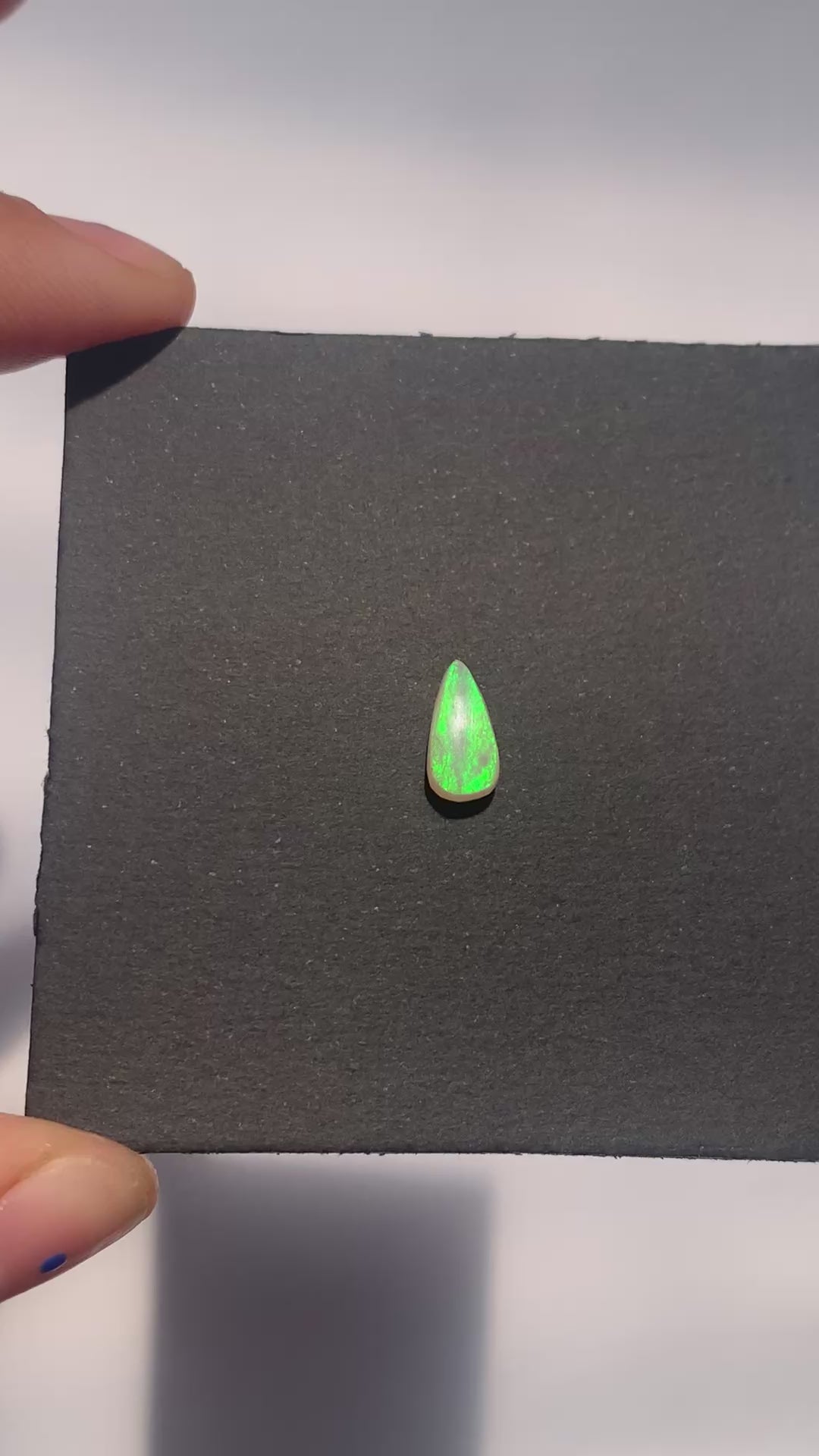 CRISTAL DE ÓPALO AUSTRALIANO SOLIDO NATURAL FORMA GOTA 10x5.3 MM