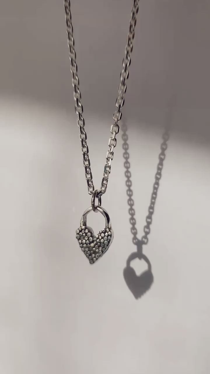COLGANTE CORAZÓN MACIZO Y TACHAS