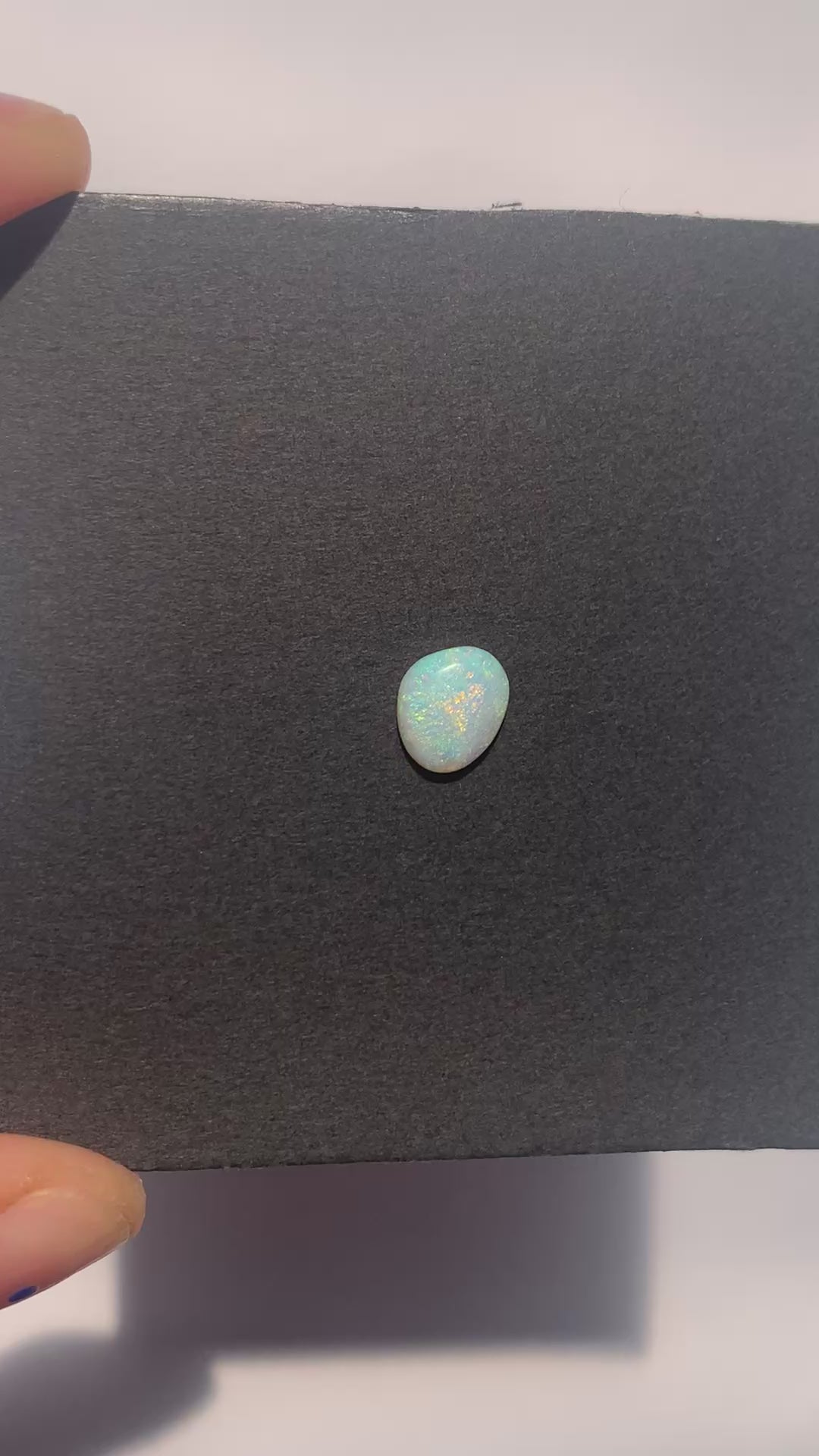 CRISTAL DE ÓPALO AUSTRALIANO SOLIDO NATURAL FORMA IRREGULAR 8.4x7.2 MM