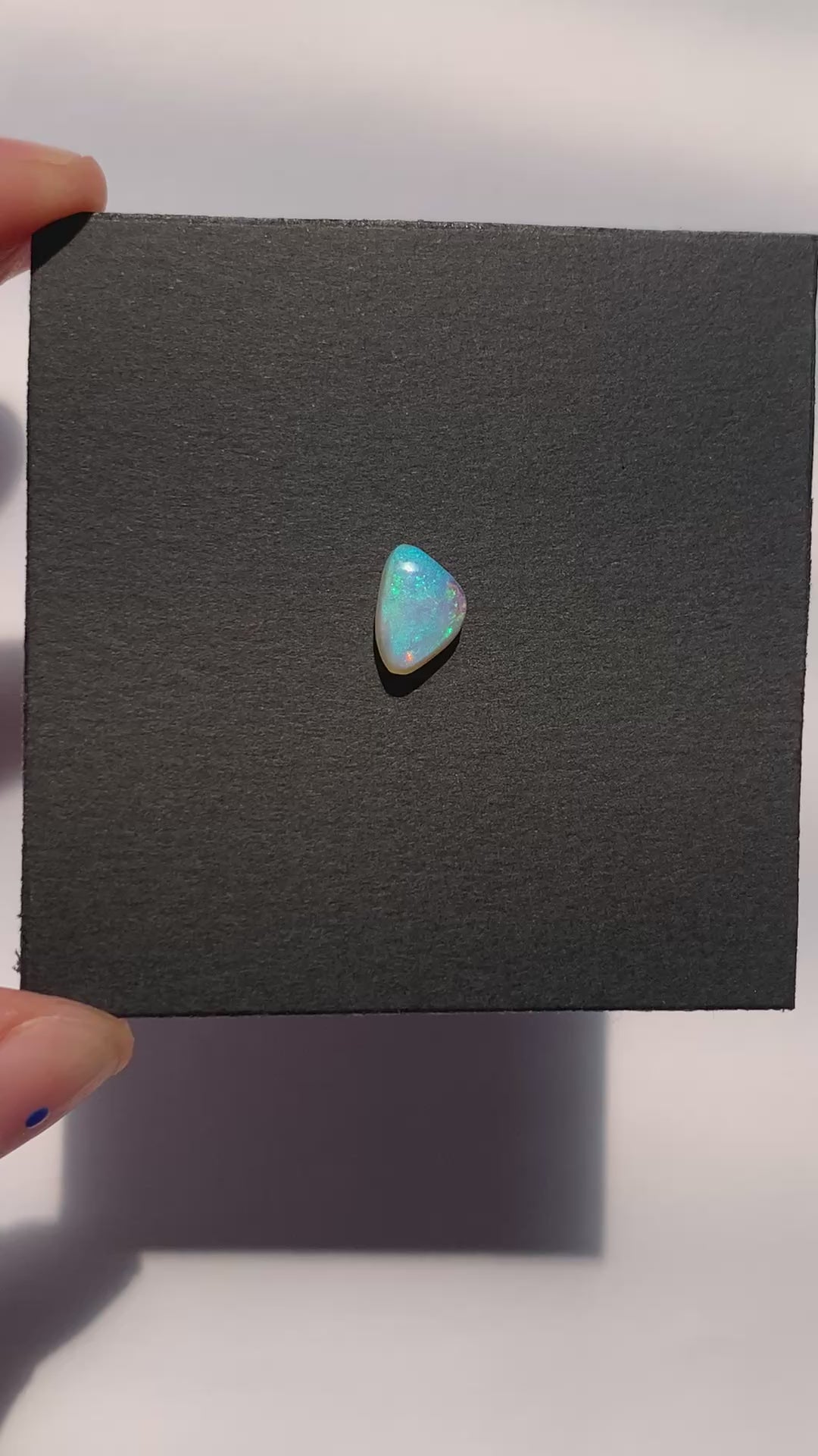 CRISTAL DE ÓPALO AUSTRALIANO SOLIDO NATURAL FORMA ASIMETRICA 9.7x6.8 MM