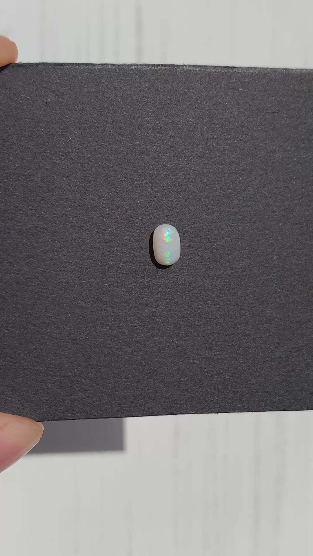 CRISTAL DE ÓPALO AUSTRALIANO SOLIDO NATURAL FORMA OVALADA 7.1x4.6 MM