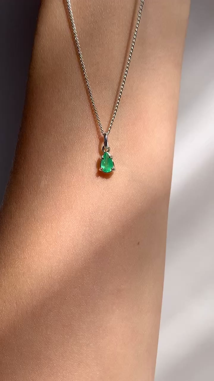 COLLAR ESMERALDA BRASILEÑA ENGASTE GRIFAS
