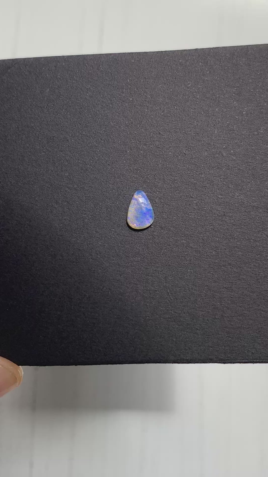 CRISTAL DE ÓPALO AUSTRALIANO SOLIDO NATURAL FORMA GOTA 7.5x5 MM