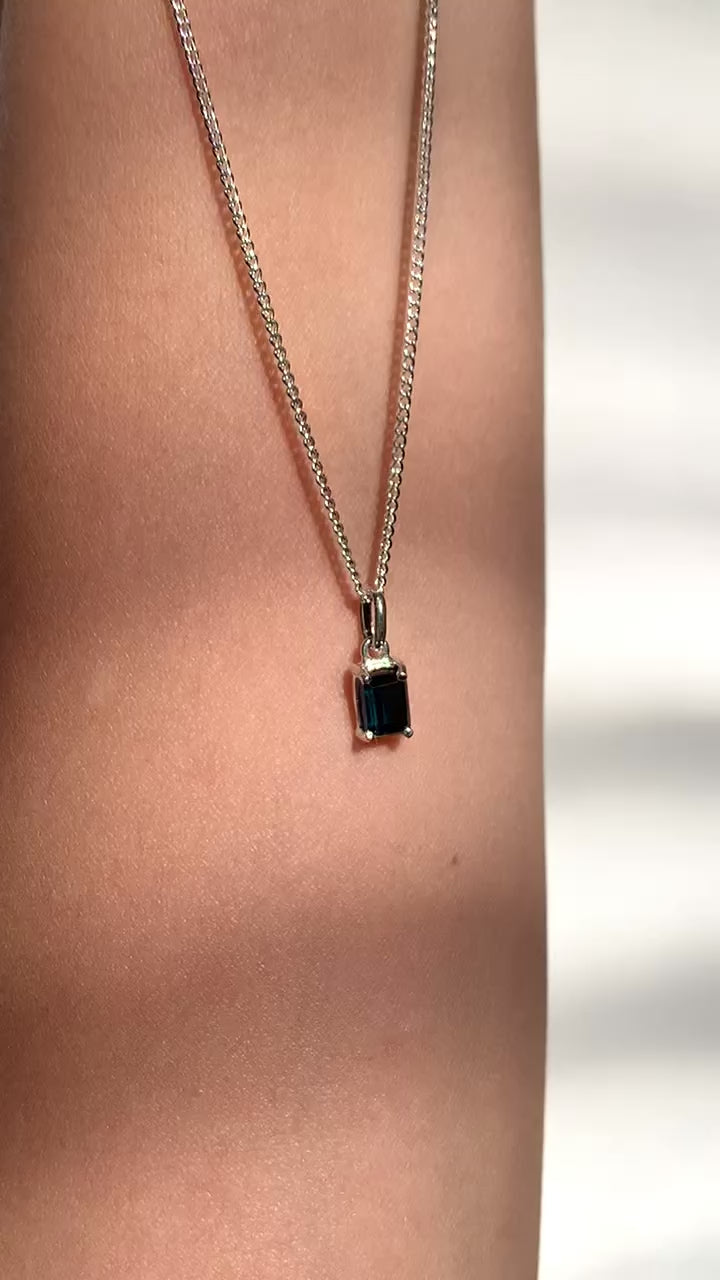 COLLAR TURMALINA AZUL OSCURO NATURAL ENGASTE GRIFAS
