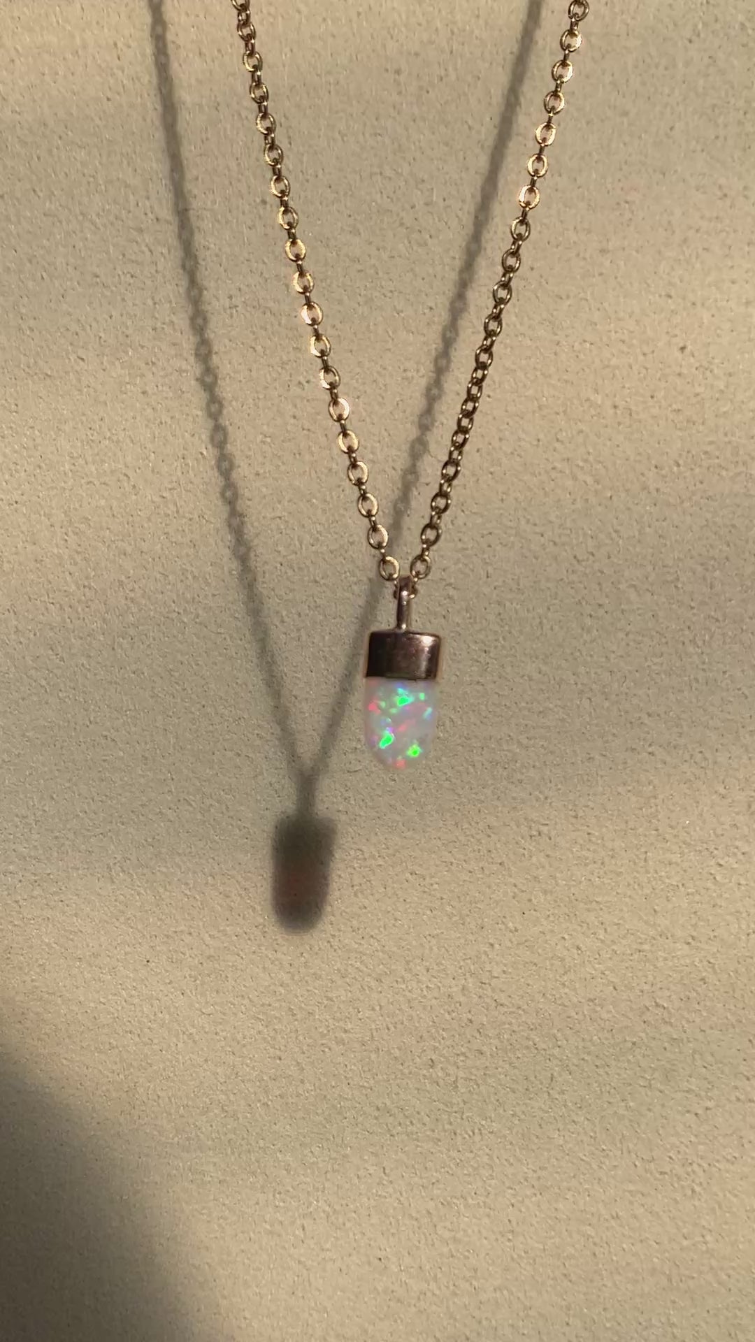 COLGANTE ÓPALO AUSTRALIANO EN ORO 18K
