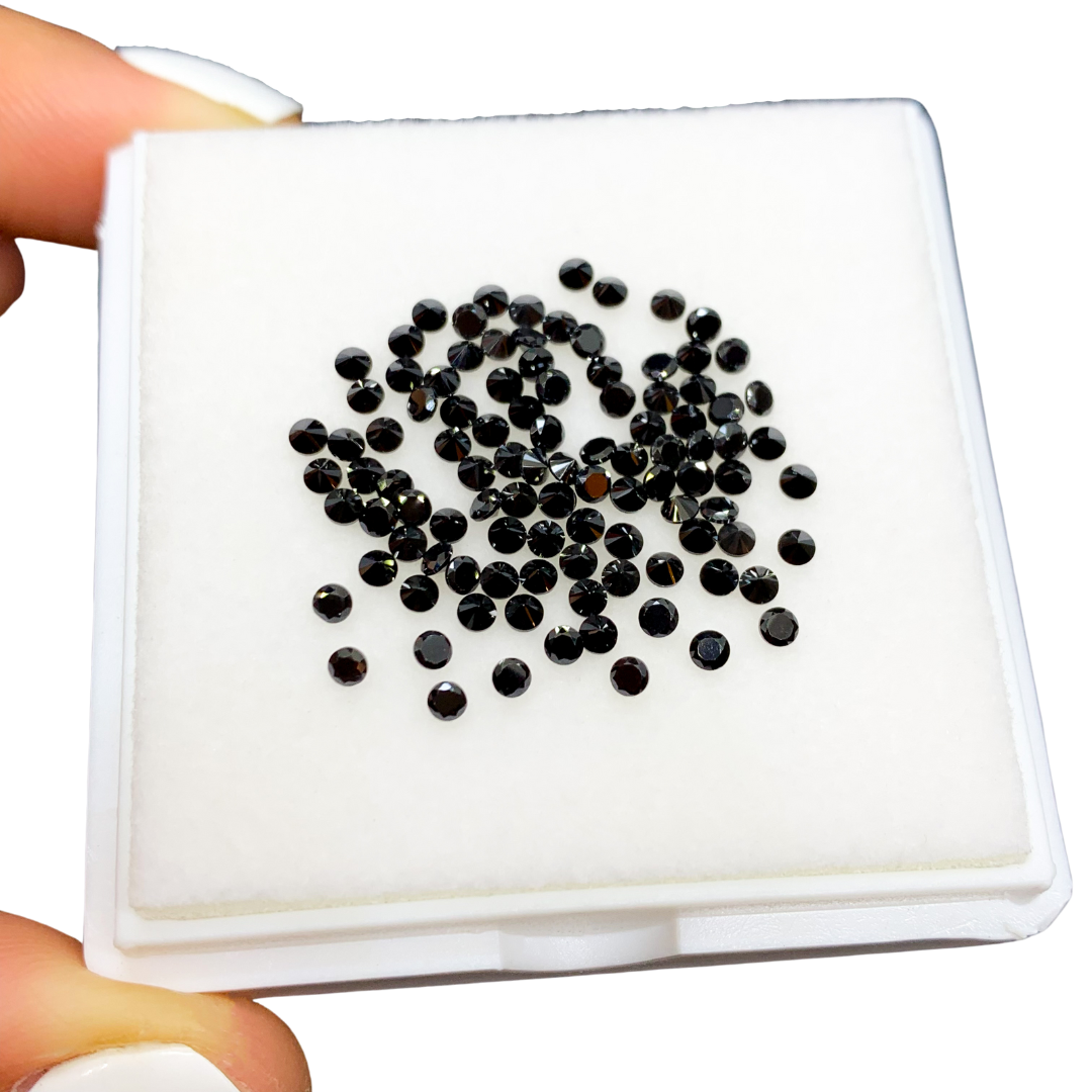 
                  
                    Zirconia Sintético Negro 1 mm, 2 mm, 3 mm y 6 mm Corte Diamante
                  
                