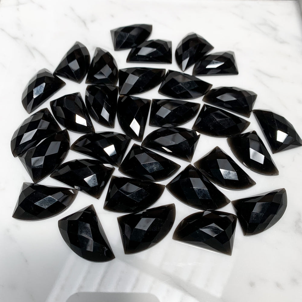 
                  
                    Cuerno de Obsidiana Negra Facetada 27x18 mm
                  
                